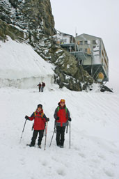 Abmarsch von der Mönchsjochhütte. Emma & Maxi stapfen durch jede Menge Neuschnee