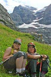 Maxi & Emma am Fuße der Eigernordwand. Die Blumenwiese schien für sie interessanter!