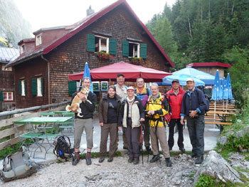 An der Höllentalangerhütte vor dem Aufstieg auf die Zugspitze